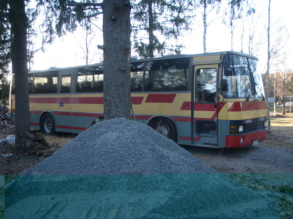 siellä se puiden takana lymyilee