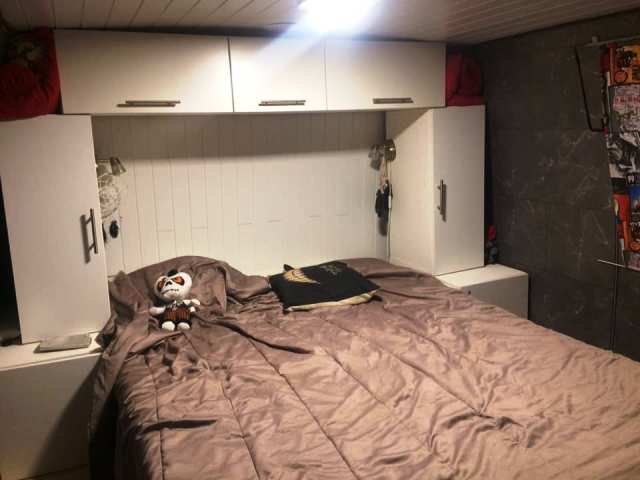 Perältä löytyy sitten päämakkari ja sänky nousee kuin auton konepelti ylös, niin alle jää mukavasti säilytystilaa, kaappien rungot tehty liimapuulevystä ja ovet osa ikeasta ja osa jostain muualta, takana on 2 kw airtop joka puhaltaa molempiin makkareihin, pattereita on vain etuosassa ja yhdistetty ruuman kautta putkella.