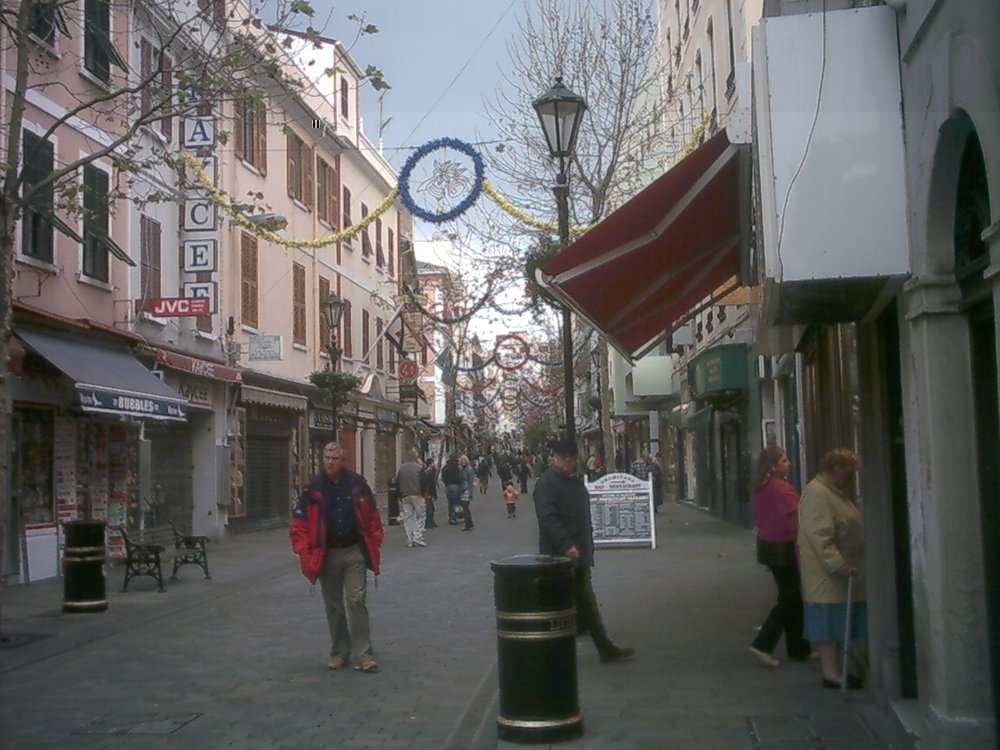 Gibralttarin Main Street:lläkään ei ole kylähullulle tilaa kuin kävelijänä