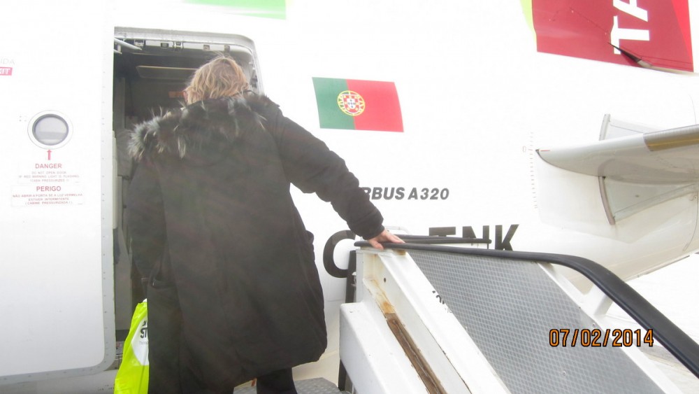 Tupu nousee pakallisbussiin Lissabonissa --&gt; lento Faro:on