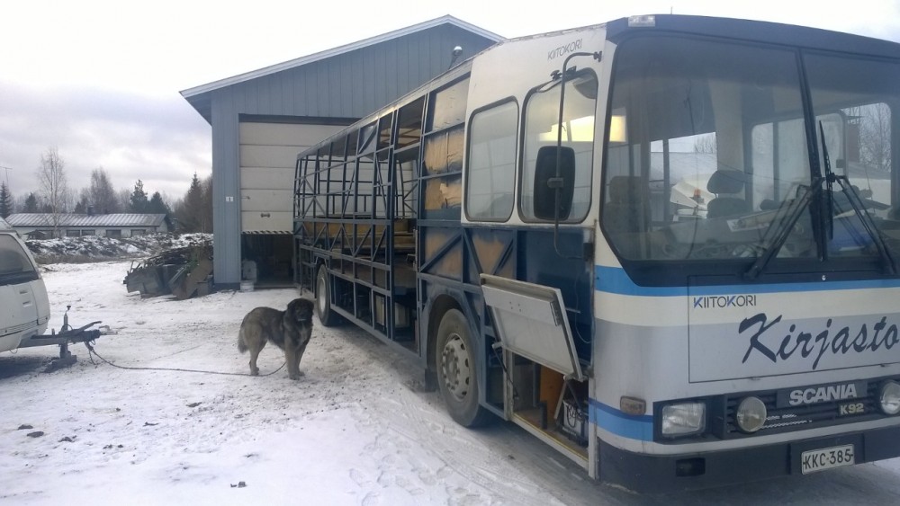 Välillä joutu &quot;ulkoiluttamaan&quot; autoo ettei se ihan &quot;mökkihöperoidy&quot; jätin vaan nelijalkaisen ystäväni vahtii ettei se karkaa...