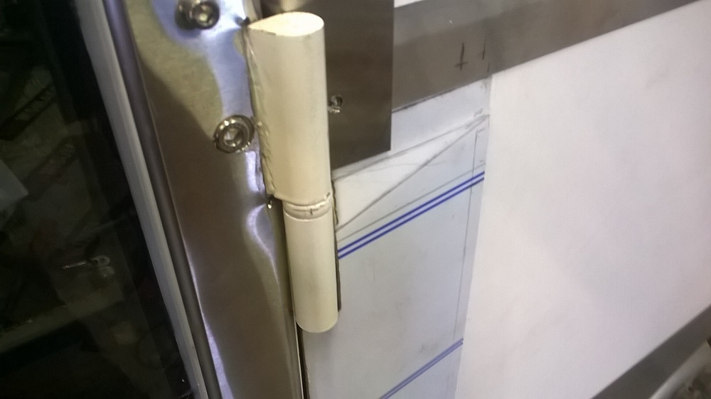 &quot;sovittaa tai pistää sopimaan&quot;