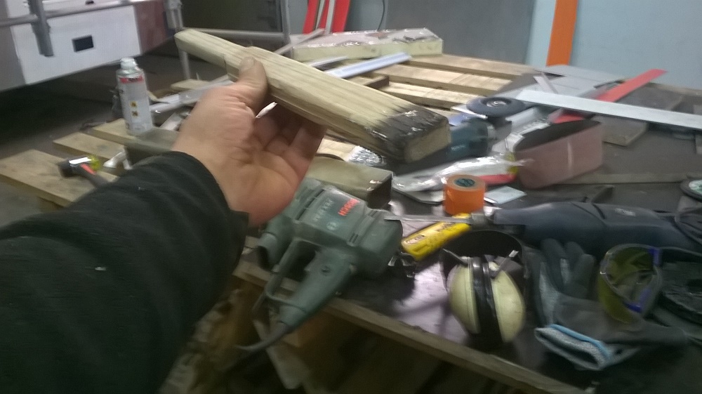 kattokaa kapulaa... älkääkä "romukasaa" pöydällä... =)