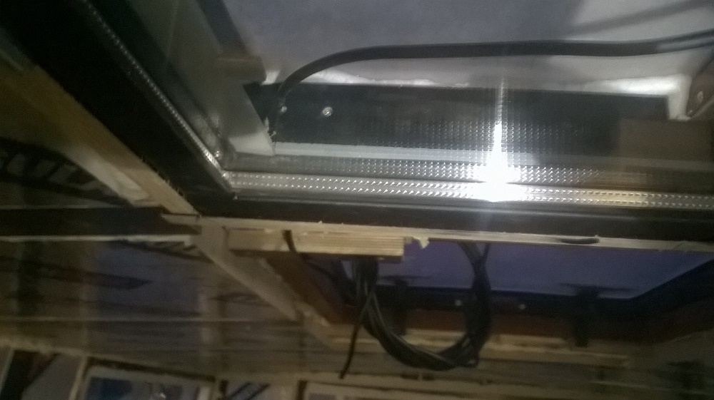 Salamavalon virkaa toimittaa otsalamppu...