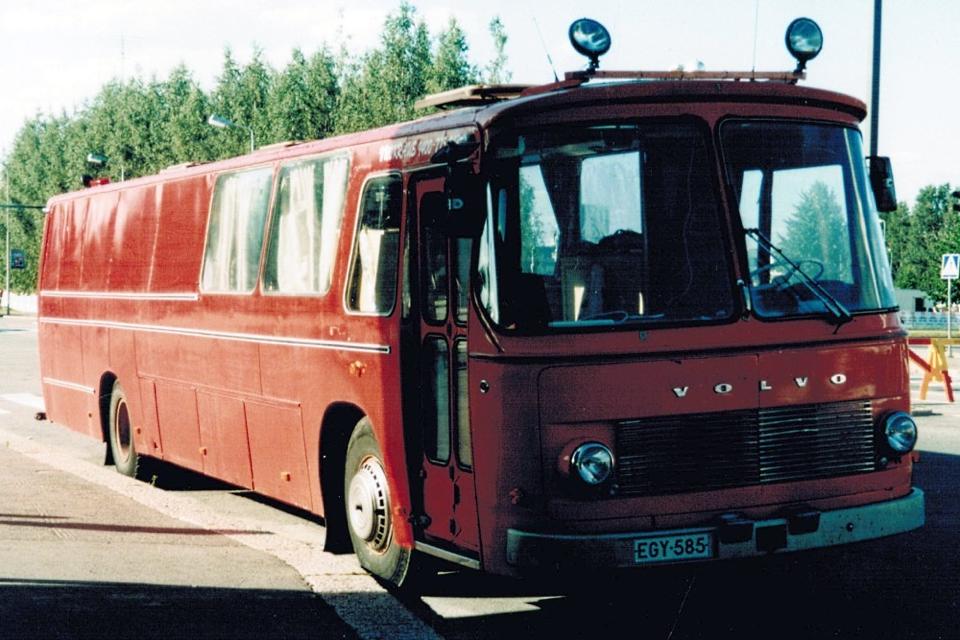 Tässä näkyy 90-luvulla vielä jäljellä olleet kromilistat bussin kyljissä.