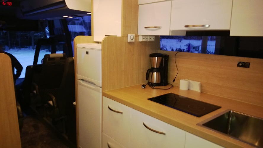 Wallas Diesel liesi, Waeco HDC-195 kompressorikaappi, tammilaminaattitasot ja kiiltävän valkoiset laminaattiovet