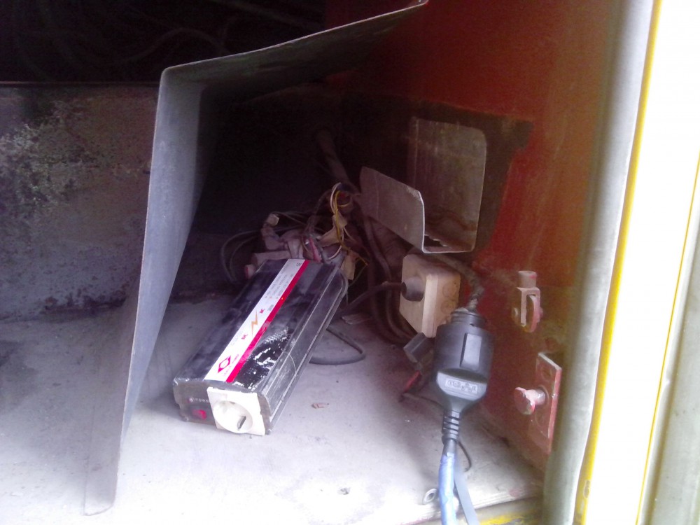Vanha 300w invertteri ja alakerran boxi
