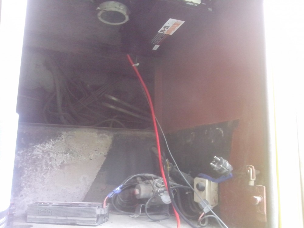 Uusi 1500w invertteri ja alakerran boxi, vaiheessa, ei valmis vielä...