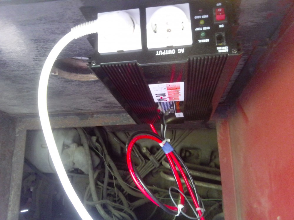 1500w invertteri, yleissähköä varten telkut yms pistokkeet.