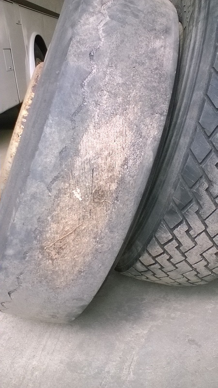 Toisen puolen renkaat eivät olleet edes vetopyöriksi tarkoitettuja ja toinen oli &quot;hieman&quot; kulunut.
