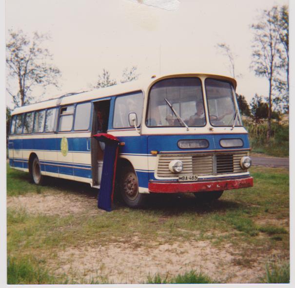 Tästä se kaikki alkoi, elettiin vuotta -88 tai -89 volvo löytyi partaharjun leirikylän metsiköstä, ja taisi maksaa 1000mk katsastukseen ei kummoisia ollut ja sisään rakennettiin (olin apupoikana) sängyt,sohvat, ym ym ja eikun reissuun!!! :D