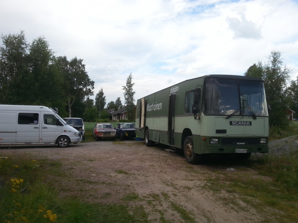 Auto saatu omalle tontille.