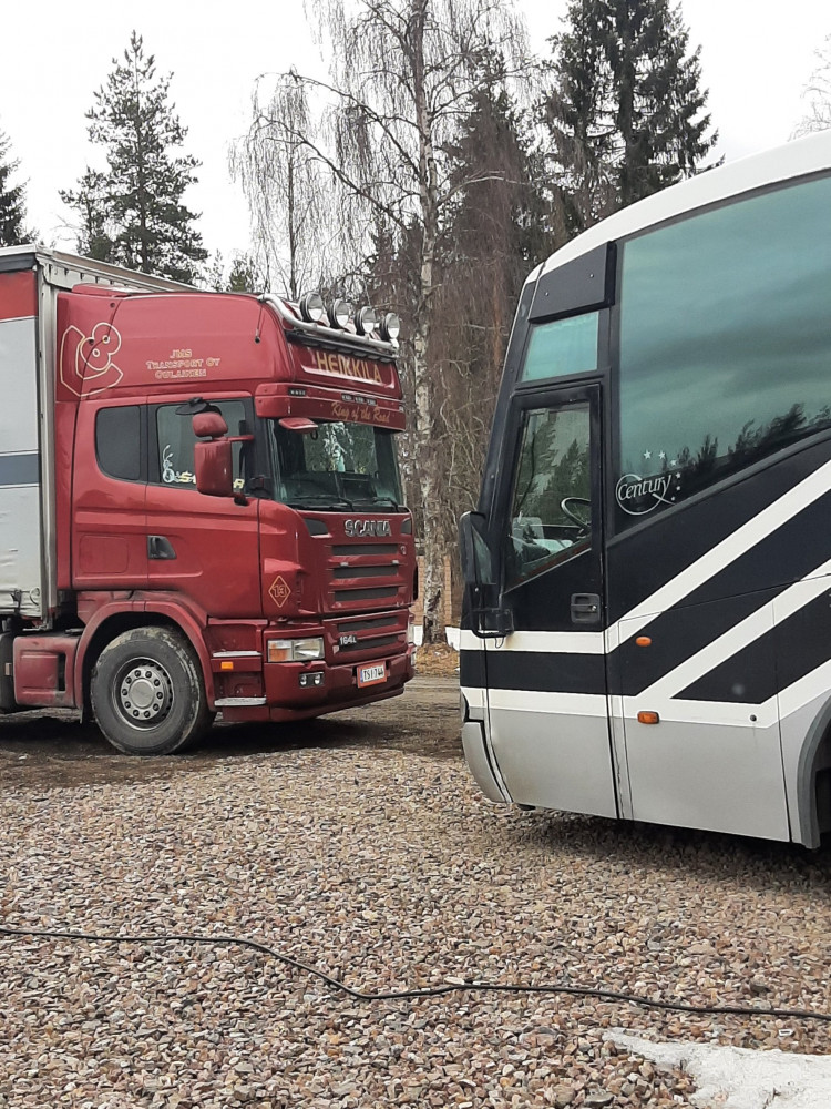 Bussilla tälle vuotta kerenny yhen reissun tekeen, toisella 4 sarjalaisella hieman enenpi. Jospa jossain vaiheessa kerkeis rakentaa bussia lisää,kaikkee ois hankittu jo lisää rakentamiseen
