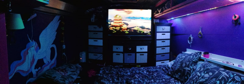 Makuuhuoneen &quot;matka tv&quot; ja samalla peräseinä