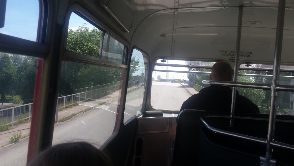 Ton sillan yli oikealla on esim. Parkki bussille jos käy kaupungilla.