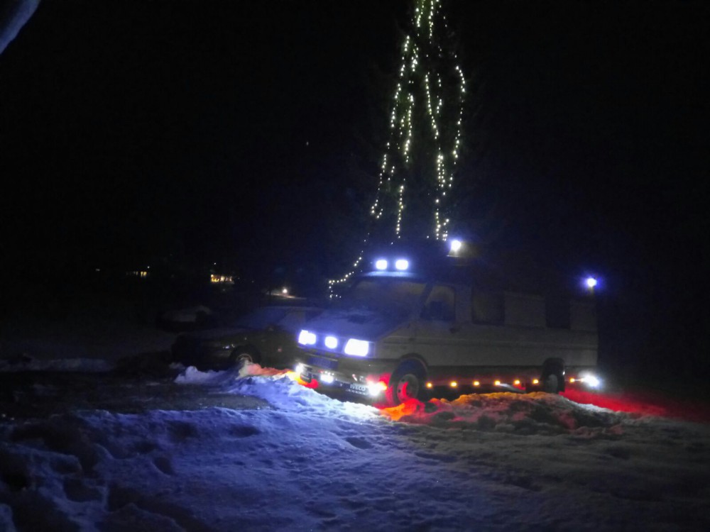 Joulukuuset kilvan loistaa...